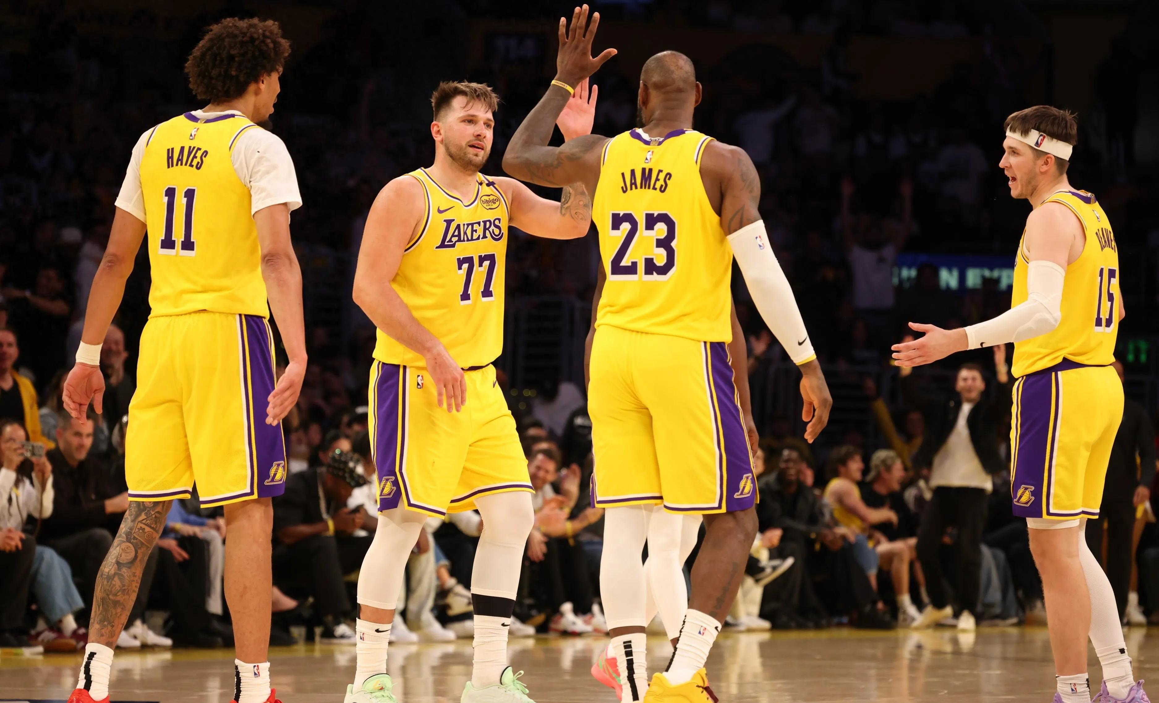 包含洛杉矶湖人发布备战花絮；国际比赛日回应争议；NBA季后赛任务艰巨；更衣室氛围转暖的词条