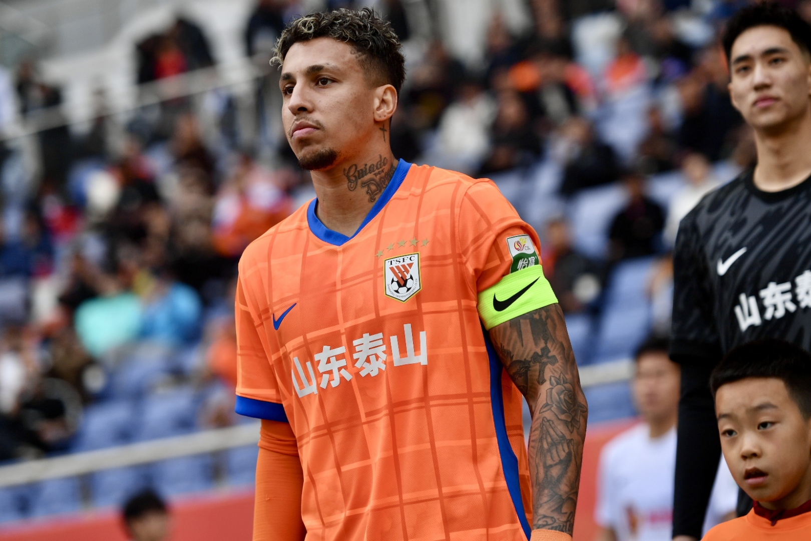 赛地聚焦——荷甲关键时刻热度飙升；山东泰山扳平良机；目标明确；心理建设被强调的简单介绍