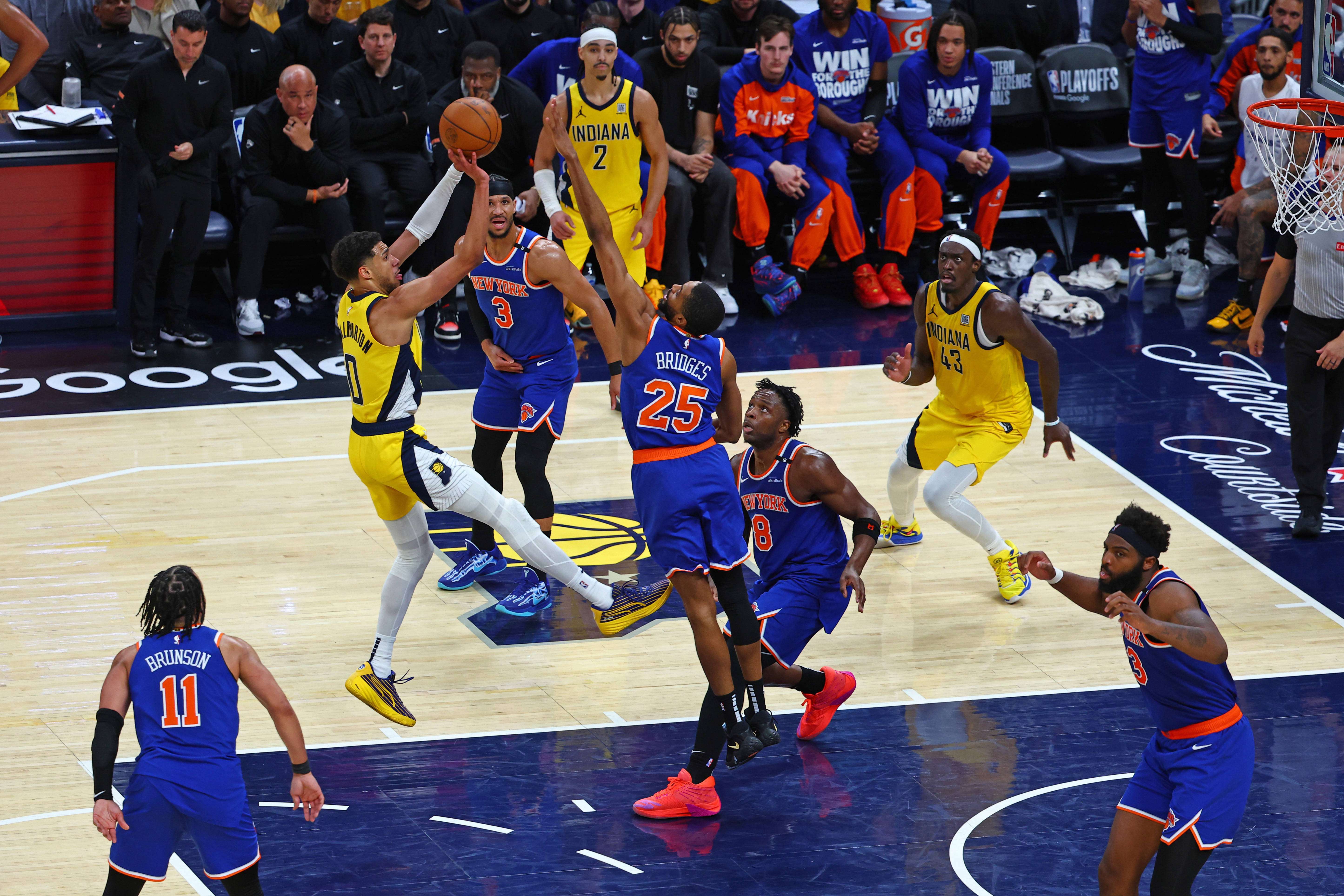 包含今晨体能课后，山东泰山主帅复盘备战NBA常规赛，信心回归，团队化学反应显著的词条